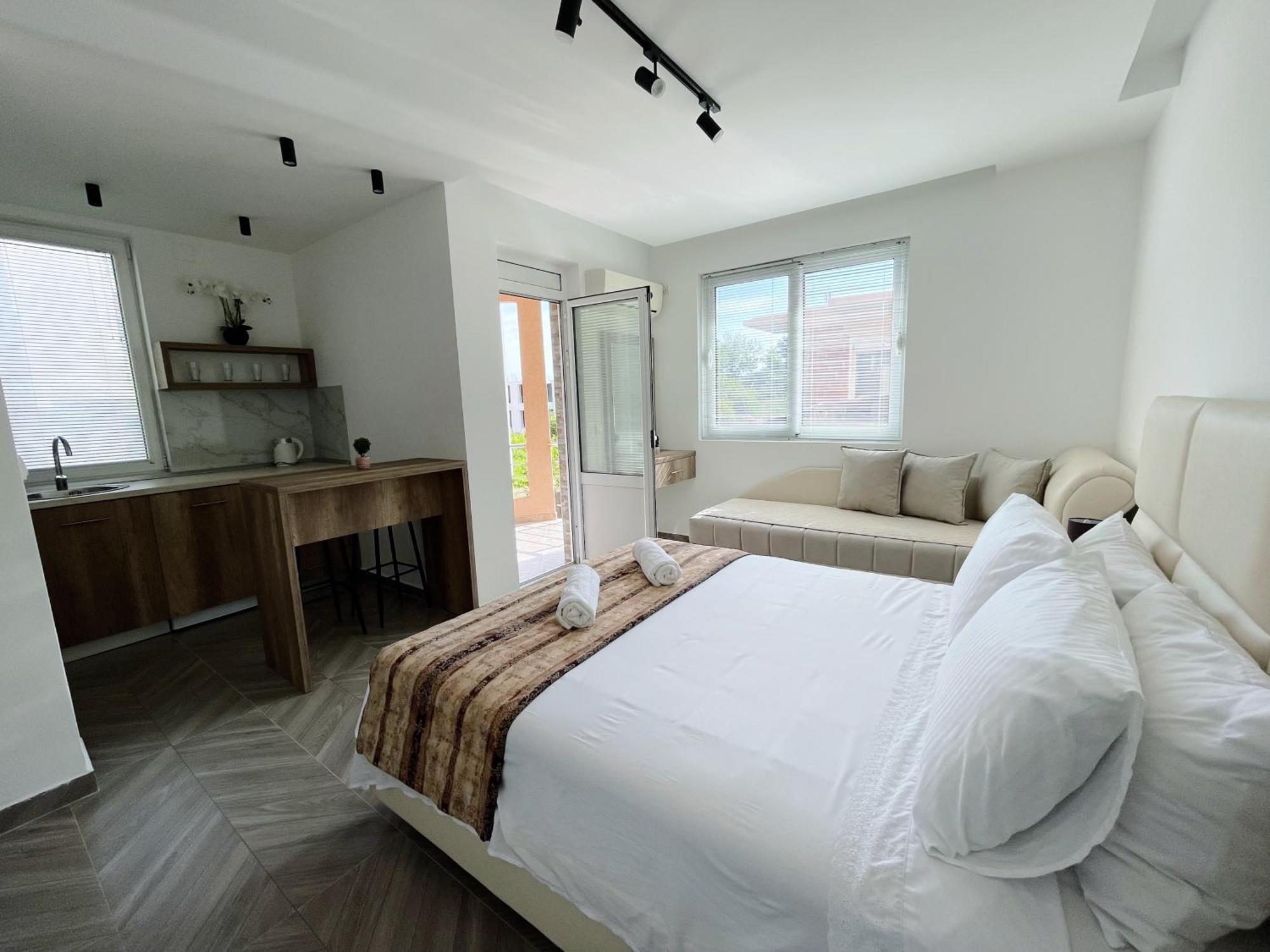 Guest House Koliqi - Hotel & Apartments Улцинь Екстер'єр фото