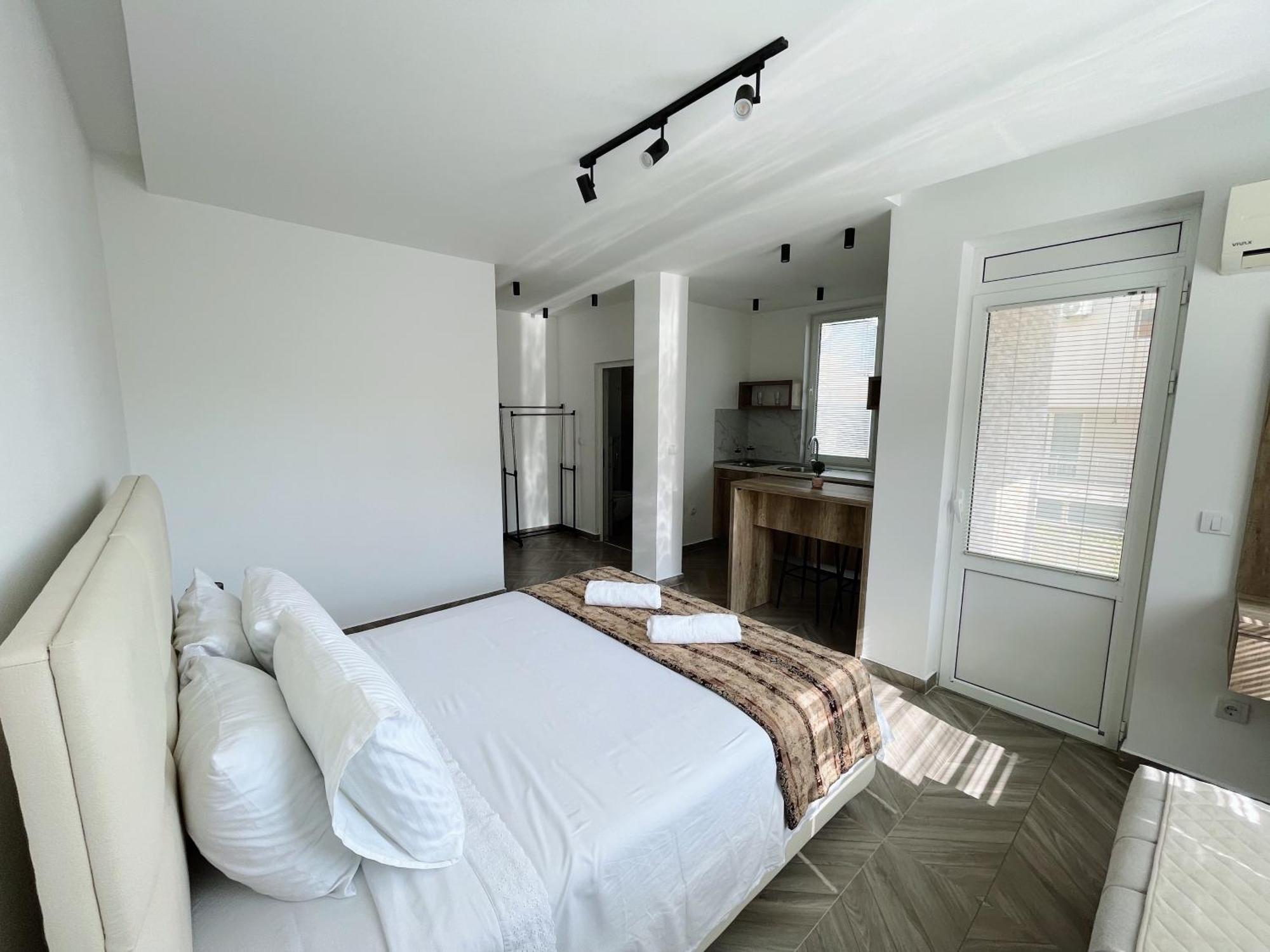 Guest House Koliqi - Hotel & Apartments Улцинь Екстер'єр фото