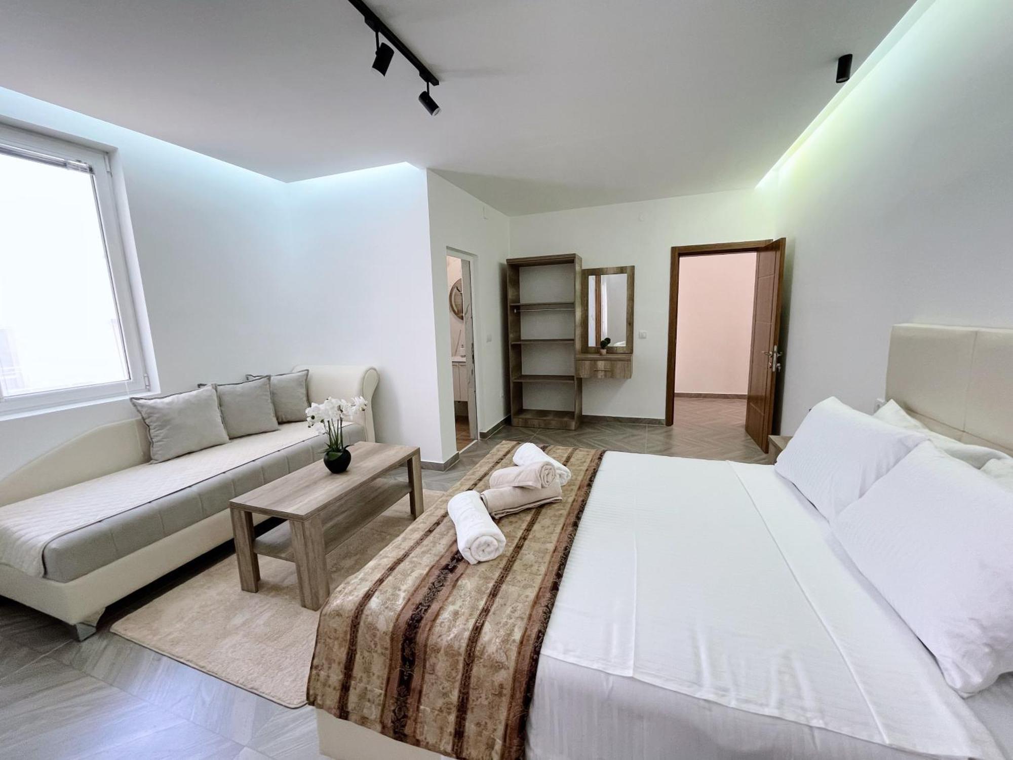 Guest House Koliqi - Hotel & Apartments Улцинь Екстер'єр фото