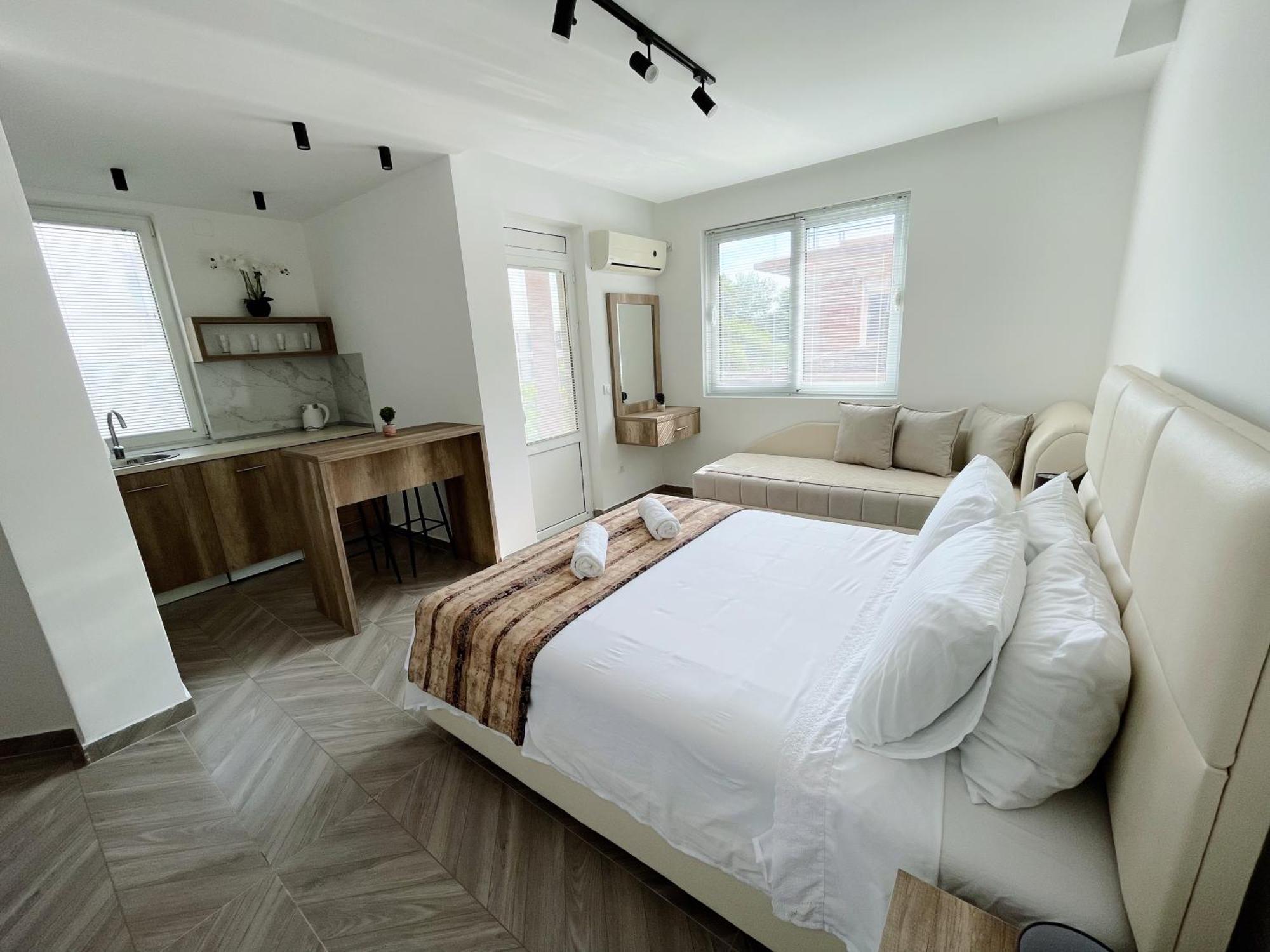 Guest House Koliqi - Hotel & Apartments Улцинь Екстер'єр фото