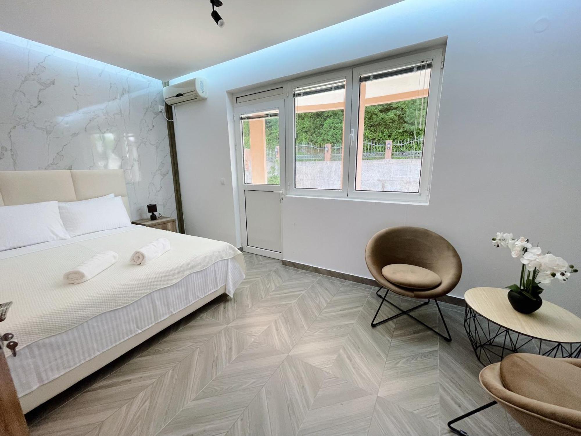 Guest House Koliqi - Hotel & Apartments Улцинь Екстер'єр фото